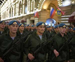 Putin gromadzi sprzęt 50 km od granicy z NATO! Wszystko widać na zdjęciach!