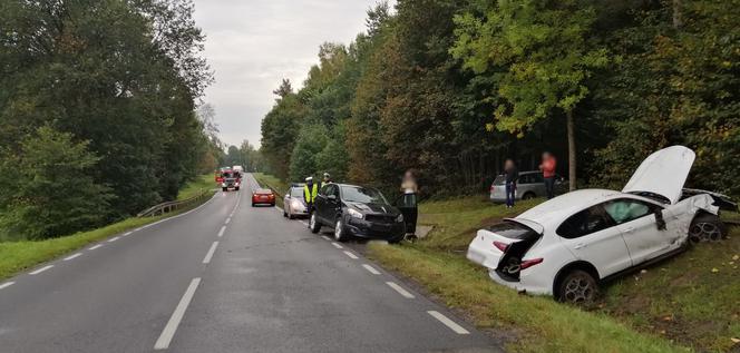 Zablokowana obwodnica Olsztyna! W pobliżu węzła Pieczewo zderzyły się dwa auta. Jedna osoba ranna