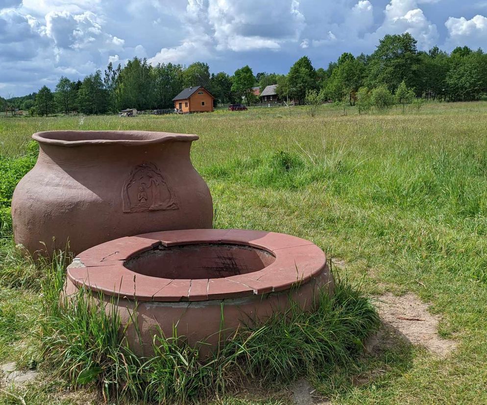 Maleńka i magiczna! Ta wieś w Górach Świętokrzyskich kusi turystów