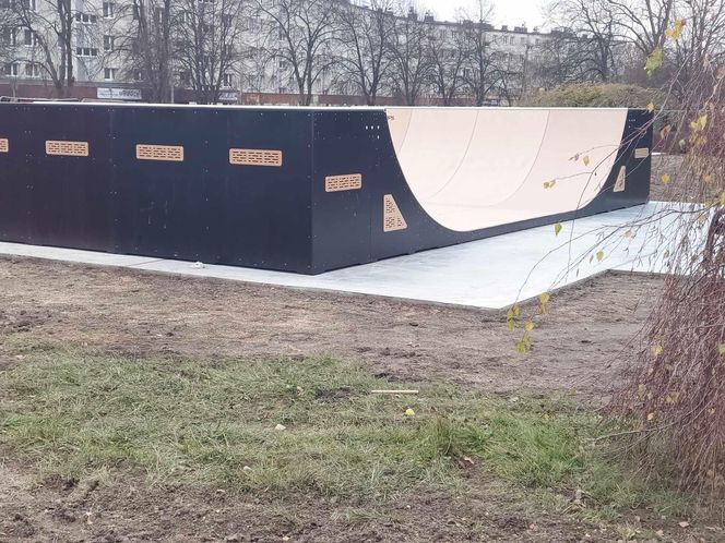 Skate Park Starachowice. Większość urządzeń już zamontowano