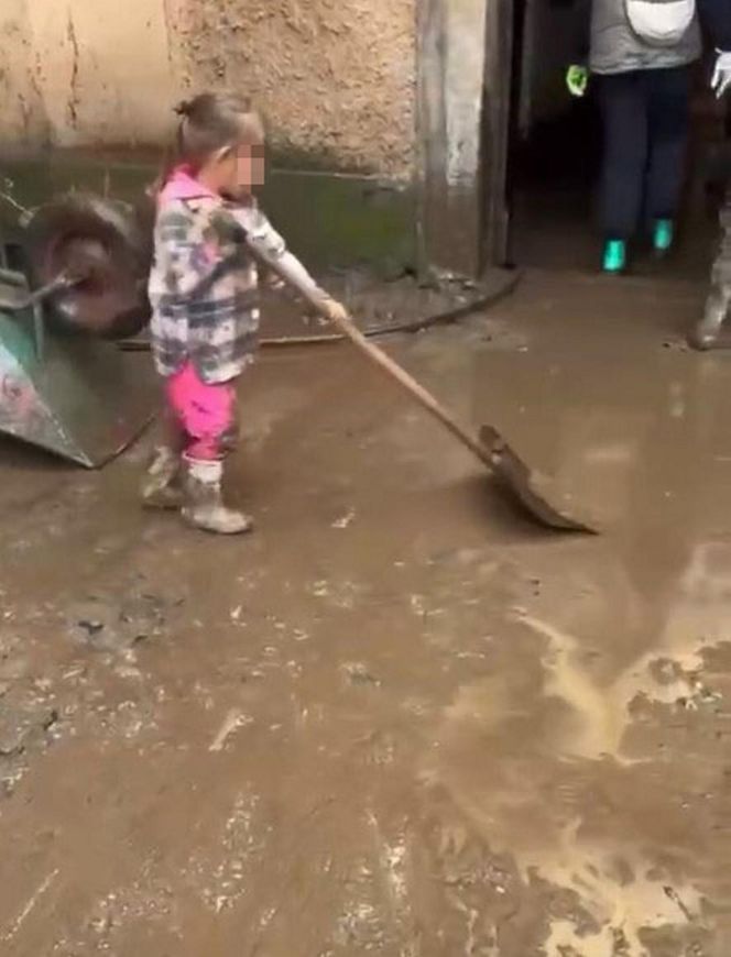 Nowe nagranie z dziewczynką z Kłodzka pojawiło się w sieci. Nie da się przejść obojętnie, ściśnie ci gardło!