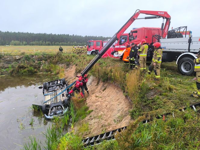 Tragedia w Łódzkiem. Strażacy wyłowili zatopiony samochód