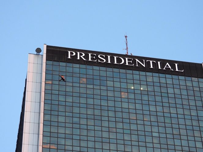 Wdrapał się na szczyt wieżowca w Warszawie