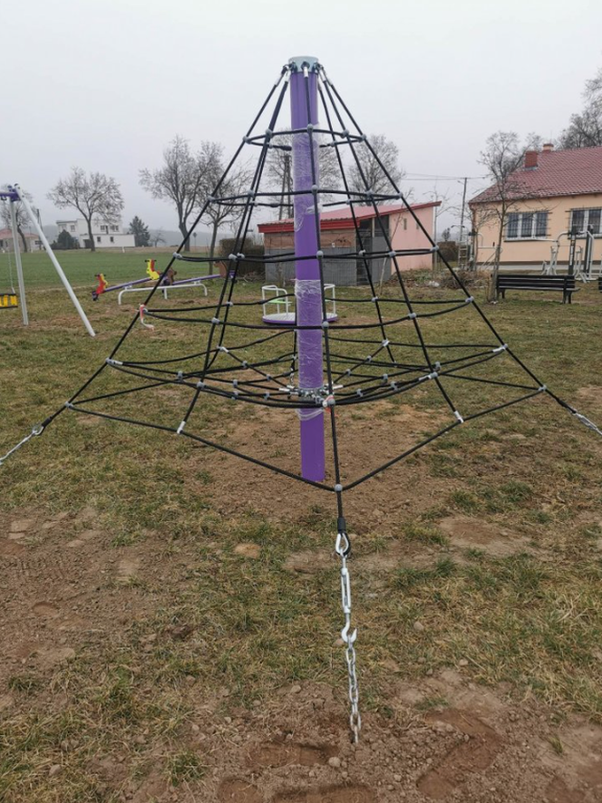 Nowe elementy na placach zabaw w gminie Osieczna