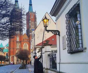 Latarnik na Ostrowie Tumskim we Wrocławiu. To wyjątek na skalę Europy. Kiedy można go spotkać? 