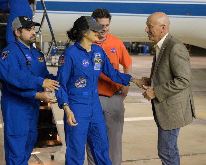 Uwięzieni w kosmosie astronauci wrócili do domu