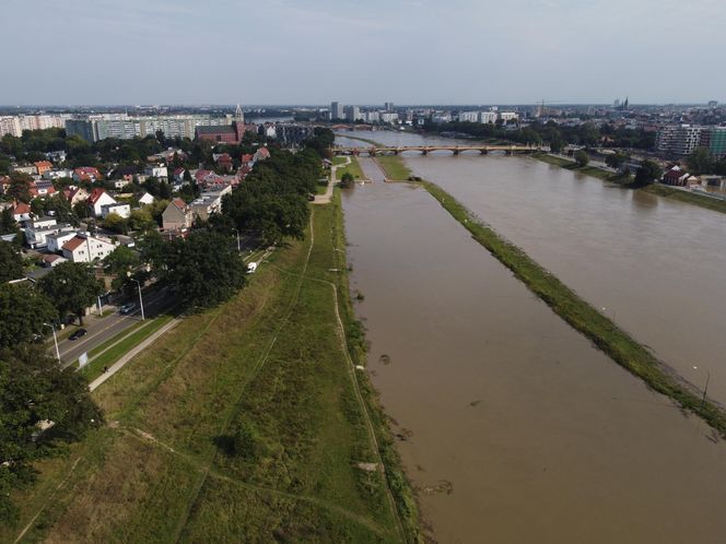 Wrocław - Odra wysoki poziom wody przy porcie miejskim