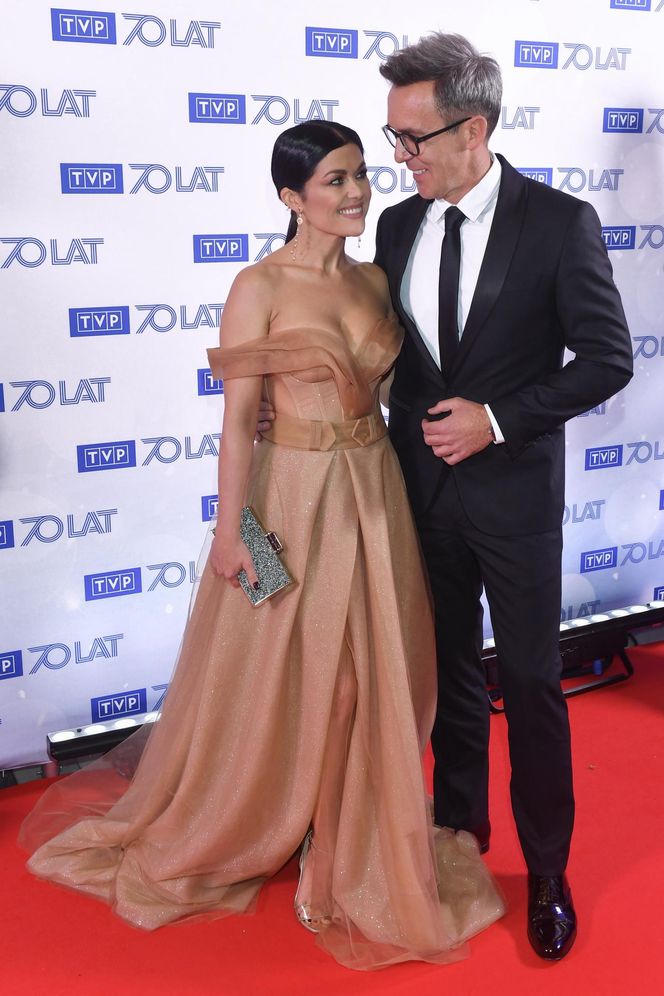 Katarzyna Cichopek porzuca Kurzajewskiego!? Jak sexy kocica skrada się do...