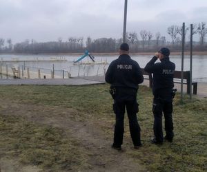 Policjanci z Kujawsko-Pomorskiego kontrolują akweny. Minusowe temperatury to uciecha dla dzieci 