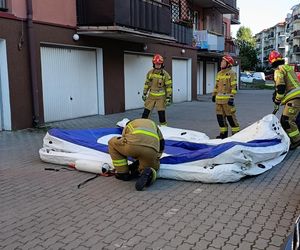 Niewiarygodne! 22-latek skoczył z drugiego piętra i uciekł do mieszkania. Co się stało w Siedlcach?