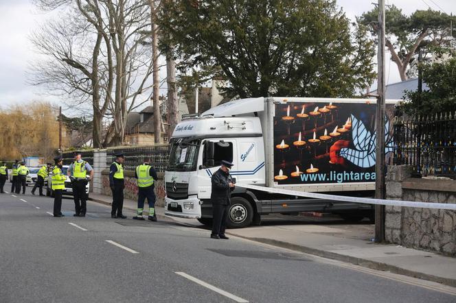 Irlandia: Ciężarówka wjechała w ambasadę Rosji [WIDEO, ZDJĘCIA] `