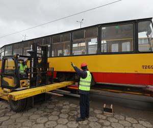 Załadunek tramwajów, które zostaną przekazane do Ukrainy