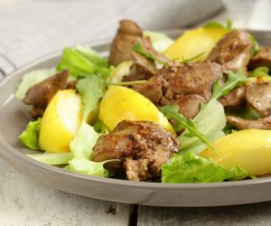 Wątróbka duszona z jabłkiem: przepis na pożywny obiad