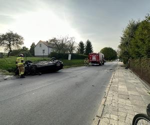 Zderzenie dwóch aut w Kraśniku. Jedno z nich dachowało