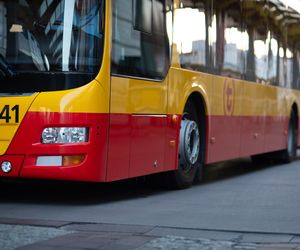 W metropolii warszawskiej najwięcej mieszkańców korzysta z transportu publicznego