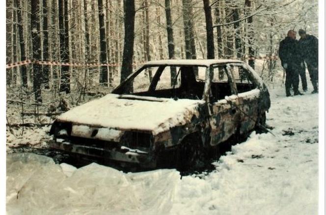 Producent palet i jego żona 18 lat temu spłonęli w aucie na leśnej drodze
