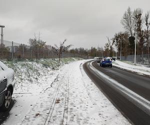 Wrocław pod śniegiem. Trudne warunki na drogach, korki, opóźnienia i awarie