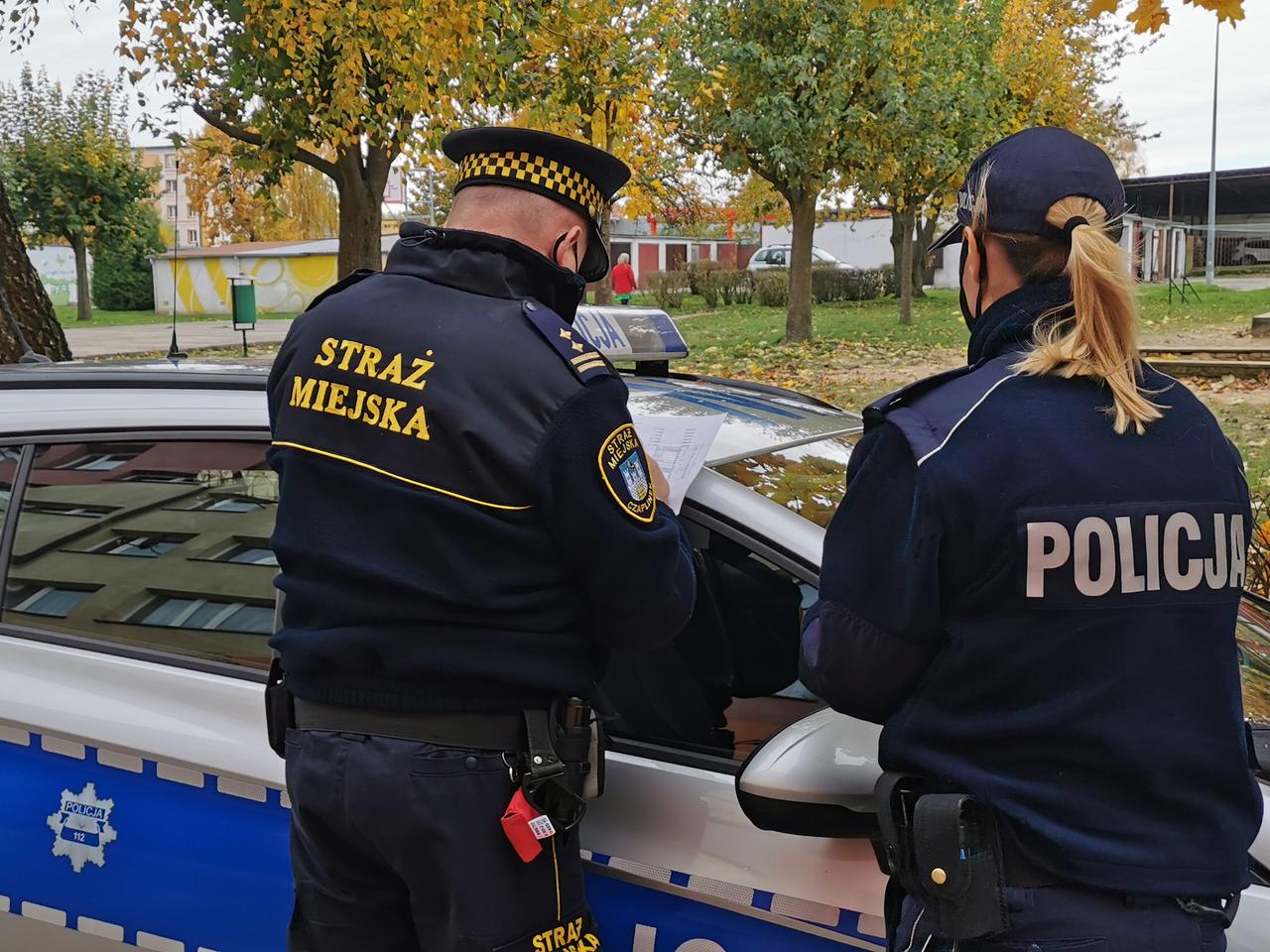 Jak policja sprawdza kwarantannę? Oto odpowiedź! Zobacz, co dokładnie robią [WIDEO]