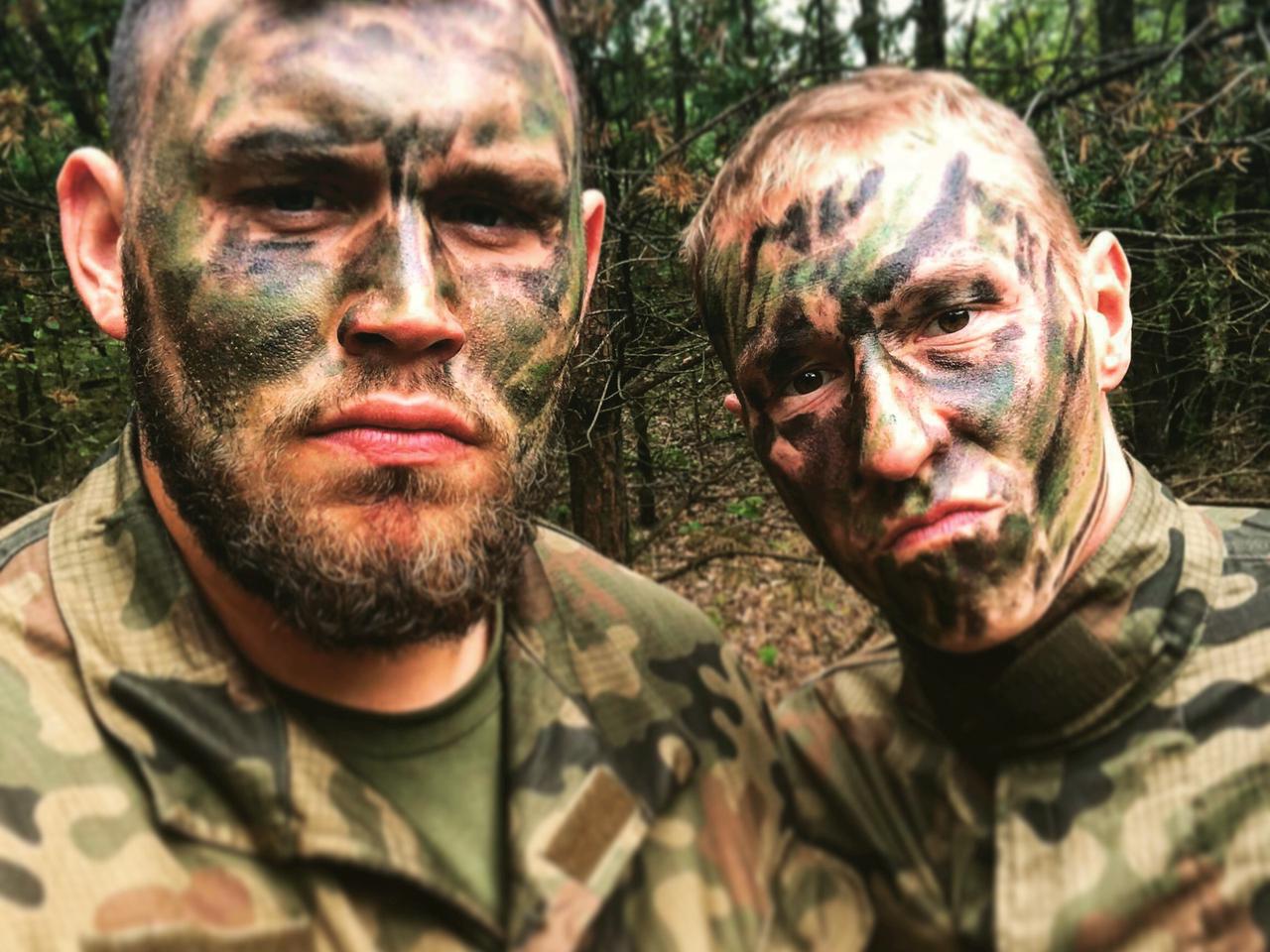 Konrad Bukowiecki poszedł w kamasze! Z karabinem szkolił się na poligonie [ZDJĘCIA]