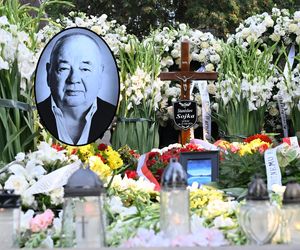 Tak wygląda grób Stanisława Sojki tuż po pogrzebie. Tajemniczy przedmiot na środku mogiły