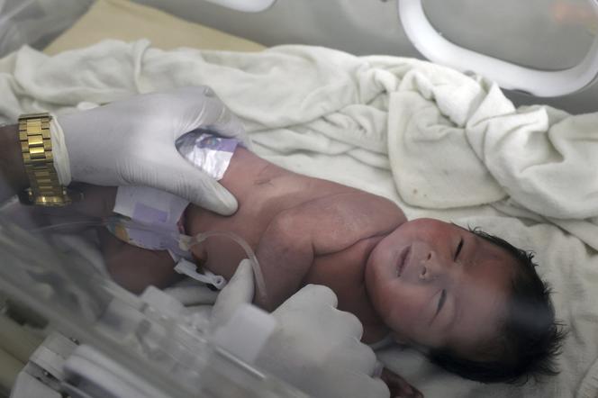  Urodziła dziecko w ruinach po trzęsieniu ziemi! Dziecko przeżyło, matka i ojciec zmarli historia do noworodka uratowanego w Syrii. matka urodziła gdy dom sie zawalił