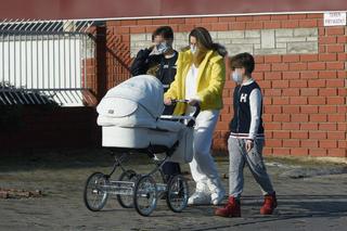 Pierwszy spacer Małgorzaty Rozenek z dziećmi po kwarantannie