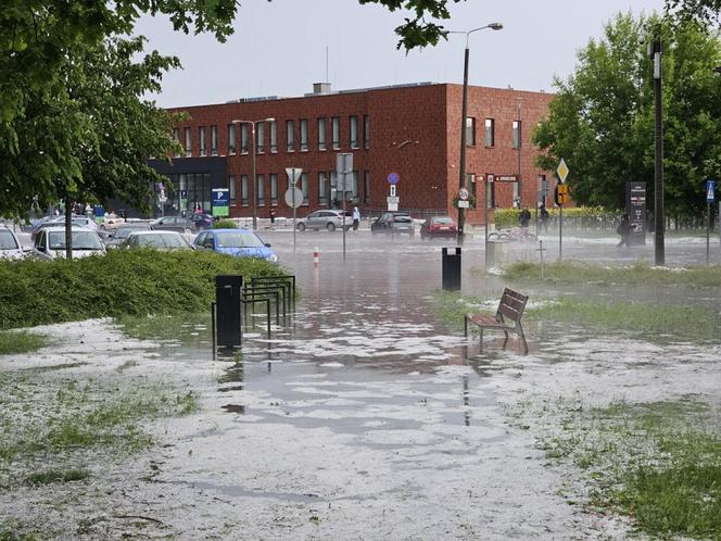 Nawałnica nad Gnieznem. Miasto zalały strumienie wody po ulewie i gradobiciu [ZDJĘCIA].