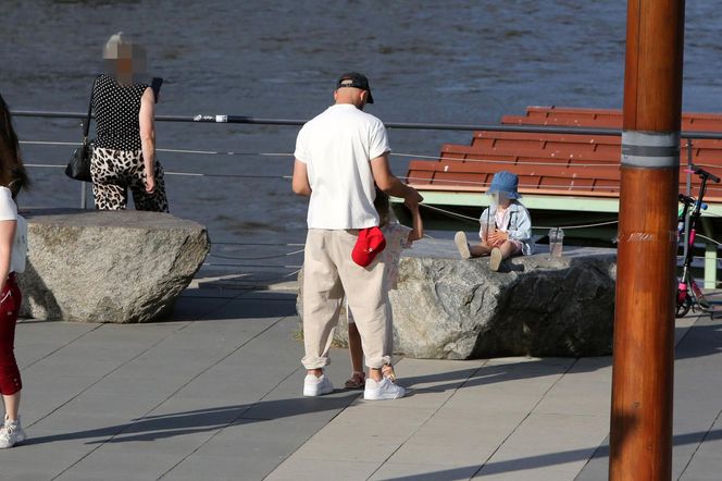 Maciej Pela z córeczkami nad Wisłą