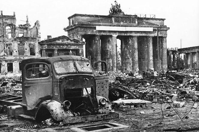 Brama Brandenburska Berlin 1945 rok 