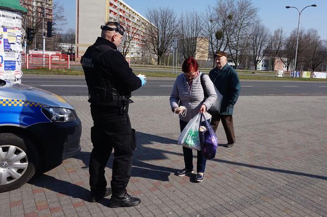 Zakrywanie twarzy OBOWIĄZKOWE! Na Śląsku strażnicy rozdają maski ZA DARMO
