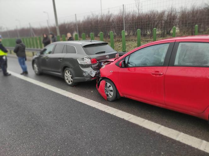 Karambol na trasie krajowej w Cedzynie koło Kielc! Zderzyło się ponad 30 samochodów, są ranni!