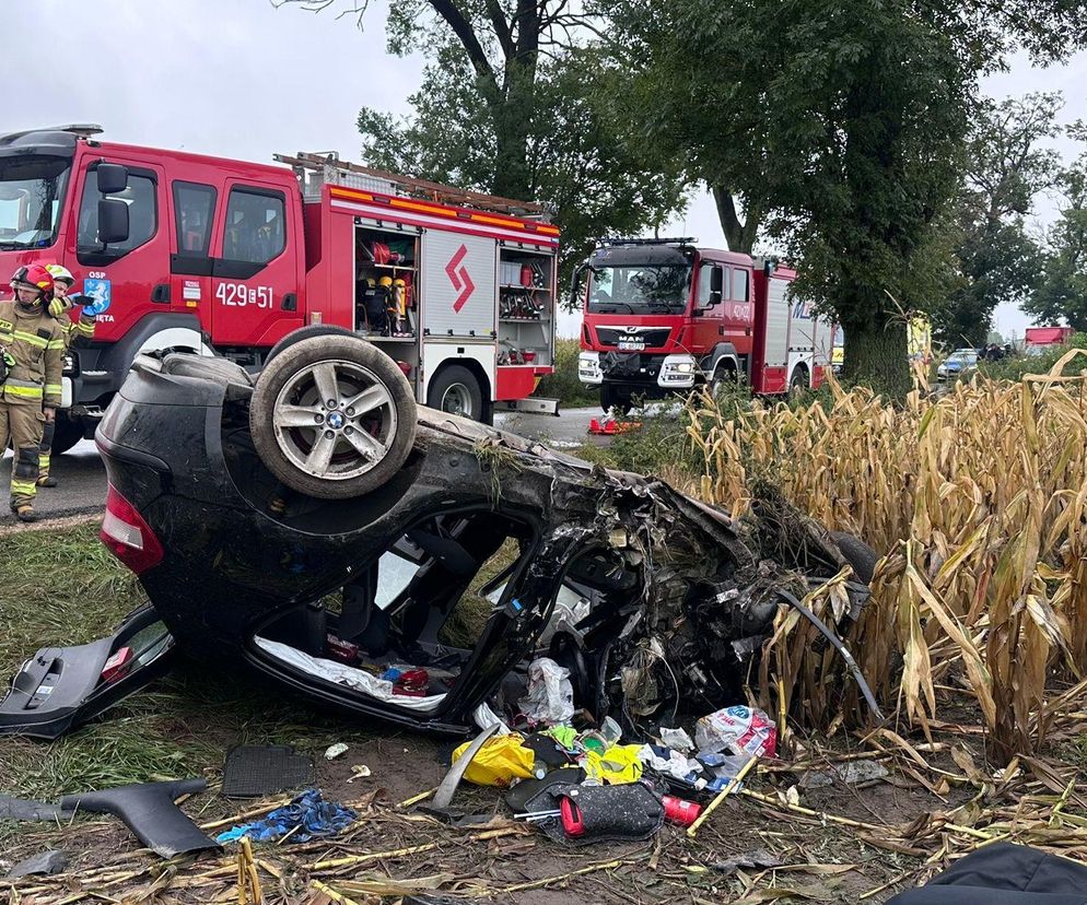 Tragiczny wypadek pod Kutnem. Samochód dachował, jedna osoba nie żyje. Droga zablokowana