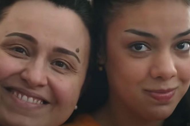 Wszystkie trzy zrobią sobie pamiątkowe zdjęcie. Yasemin wreszcie się uśmiechnie! 