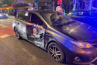 Wypadek karetki na rondzie ONZ w Warszawie. Ambulans zderzył się z taksówką na aplikację