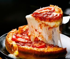 Pizza Chicago: jak upiec deep dish pizza
