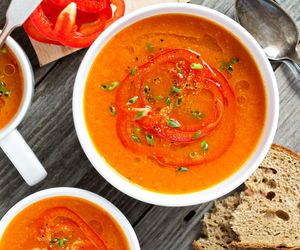 Zupa ajvarowa -  przepis na rozgrzewającą zupę z ajvarem