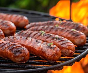 Nacinasz kiełbasę przed grillowaniem? Nigdy wiecej tego nie rób