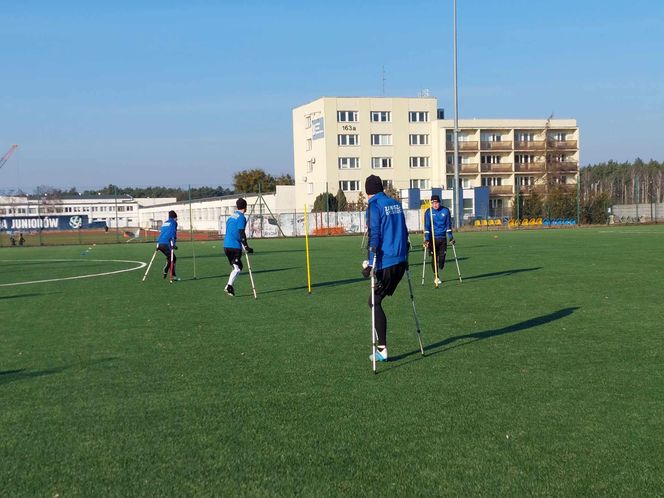 Po amputacji nic sie nie kończy. Trenują w drużynie Amp Futbolu Zawiszy Bydgoszcz. Są jedną nogą w finale