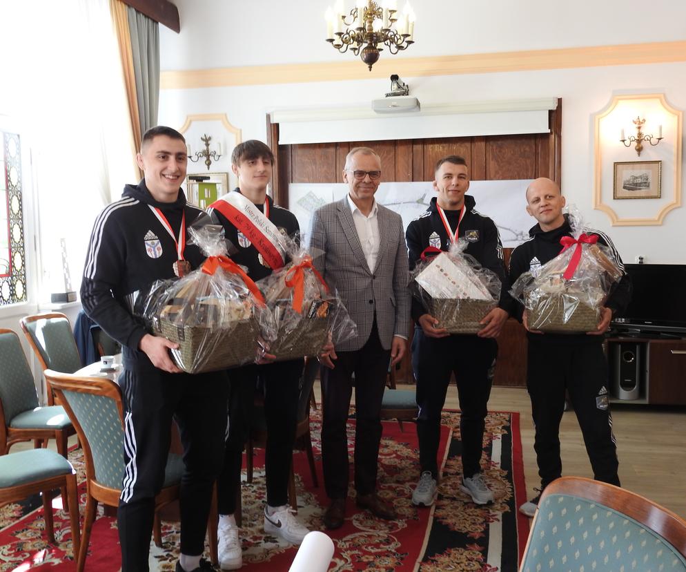 Zapaśnicy i burmistrz Karlina. 