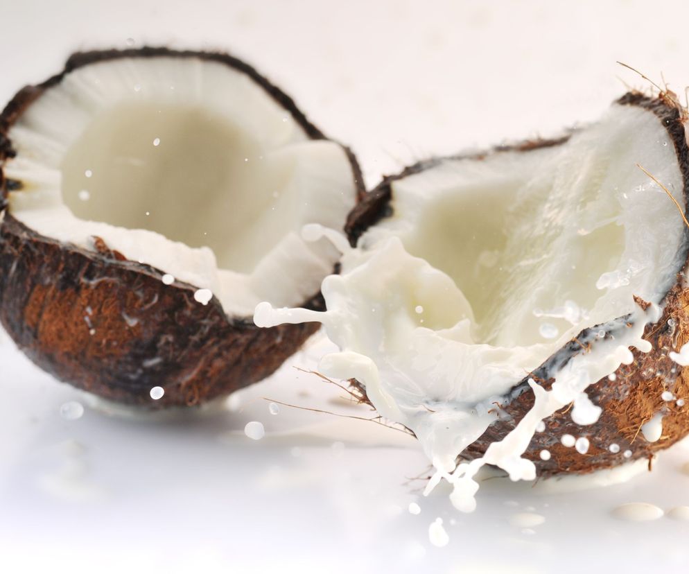 Dietetycy przekonują, że dziennie powinniśmy pić dwie szklanki mleka. Ale co ma zrobić ktoś, kto mleka nie lubi, ma alergię na mleko lub nietolerancję laktozy? Wtedy trzeba sięgnąć po produkty, które je zastąpią. Do wyboru masz mleko kozie, kokosowe, ryżowe, sojowe, gryczane, a także jogurty, sery, maślanki.