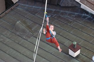 Spacerują po linach nad głowami przechodniów. Trwa Urban Highline Festival