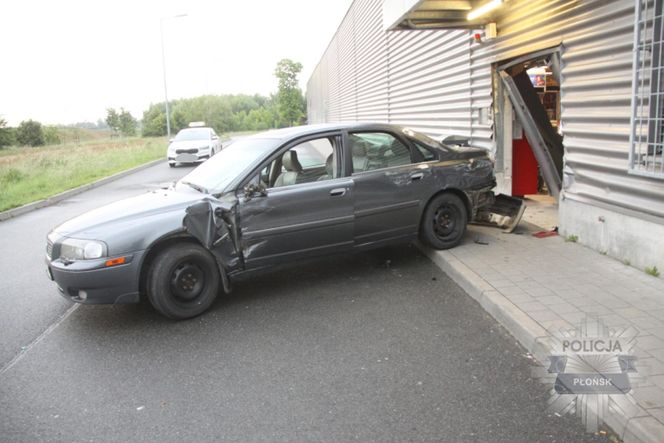  Zuchwały napad w Płońsku. Staranowali samochodem drzwi i ukradli elektronikę za 180 tys. zł!