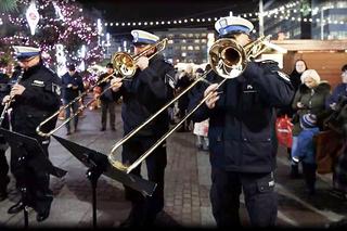 Policjanci zaskoczyli gości Jarmarku Bożonarodzeniowego w Katowicach. Zobacz flash mob