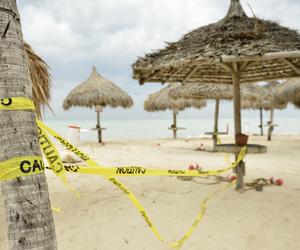 Koszmarne znalezisko na plaży. Turyści myśleli, że to lalka, to były zwłoki dziecka