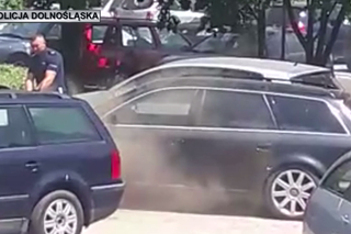 Legnica: Pod komendą policji zapalił się samochód! [WIDEO]
