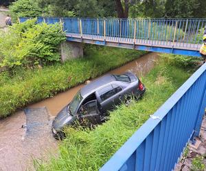 Osobowa skoda wpadła do potoku w Tarnowie. Kierowca zasnął za kierownicą