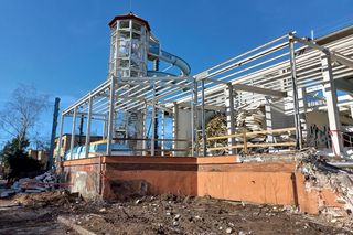 Nie ma już wieży pływalni „Akwawit” w Lesznie. Tak znika ostatni element zjeżdżalni