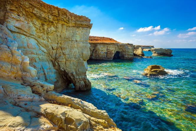 Jaskinie morskie na wybrzeżu Coral Bay, Pafos,Cypr