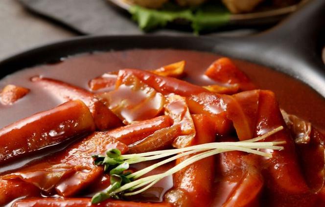 Diabelskie parówki podawane w ostrym sosie pomidorowym