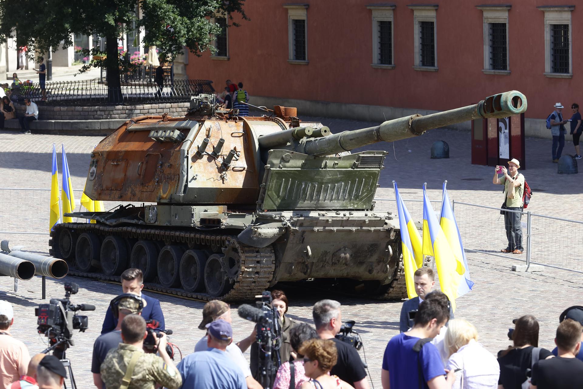 Rosyjskie czołgi w Warszawie! Pancerne bestie straszą na Placu Zamkowym